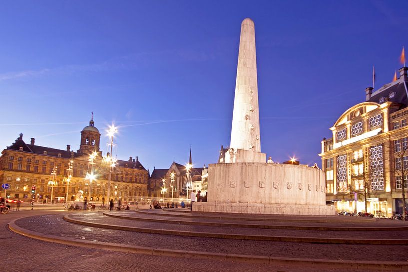 Denkmal auf dem Dam-Platz bei Sonnenuntergang in Amsterdam von Eye on You