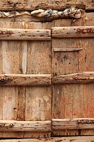 Volets en bois pour une fenêtre avec mur