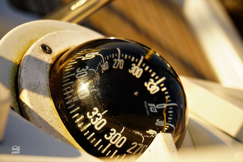 Kompass, der einem Abenteuer die Richtung weist. Ein Kurs, der von Norden, Osten, Süden und Westen vorgegeben wird. von Sailographic Paula