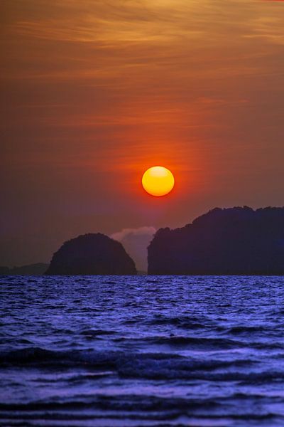 Bei Sonnenuntergang am Strand von Krabi (Thailand) von t.ART