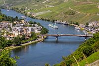 Vue du château de Landshut sur la vallée de la Moselle et la ville de Bernkastel-Kues