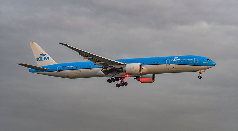 KLM Boeing 777-300 (PH-BVO) just before landing. by Jaap van den Berg