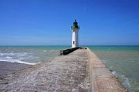 Phare blanc sur la pierre jetée dans la mer