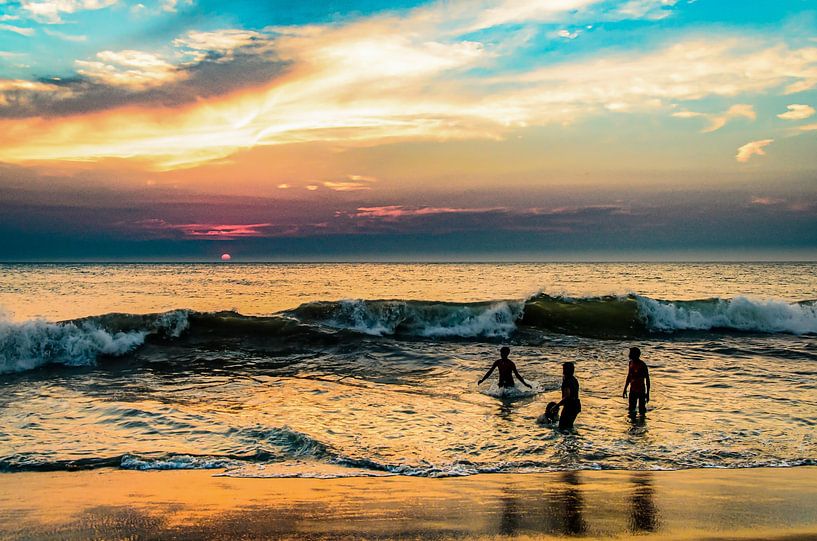 Baignade en famille sur la plage au coucher du soleil au Sri Lanka par Dieter Walther
