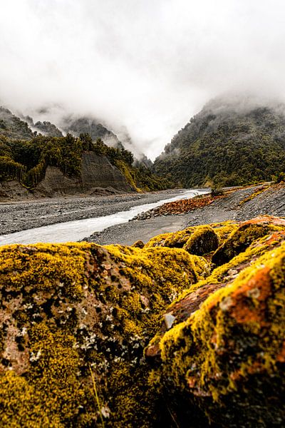 Un mystérieux brouillard dans les montagnes de Nouvelle-Zélande par Niels Rurenga