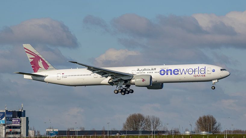 Qatar Airways Boeing 777-300 in ONEWORLD livery. by Jaap van den Berg