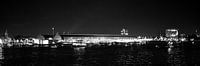 Panorama bij nacht van Amsterdam CS, gezien vanaf het IJ (Zwart Wit)