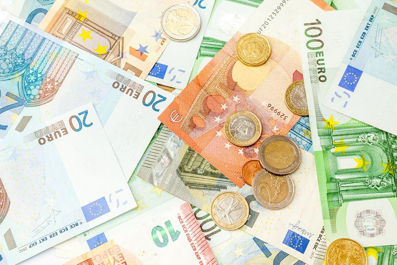 Verschillende euro's biljetten en munten by Marcel Derweduwen