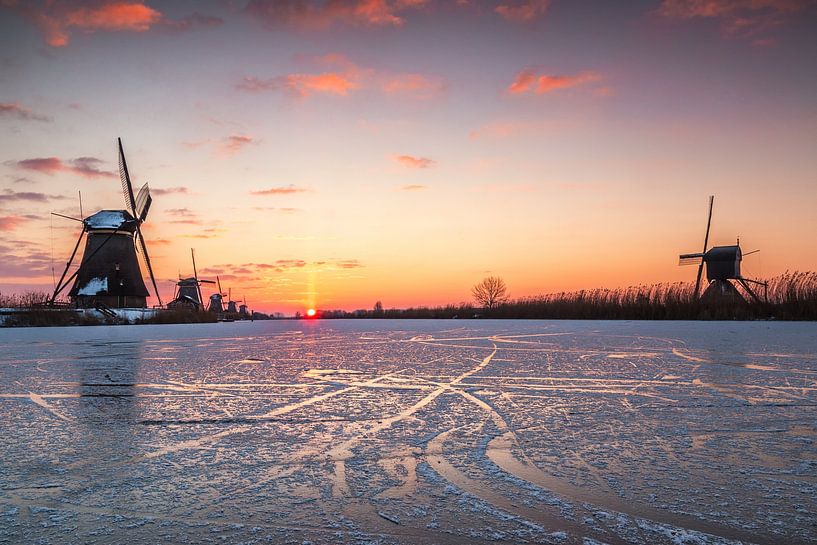 Kalter Sonnenaufgang in Kinderdijk von Ilya Korzelius