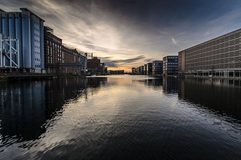 Dämmerung und Gebäude am Innenhafen in Duisburg Ruhrgebiet Deutschland von Dieter Walther