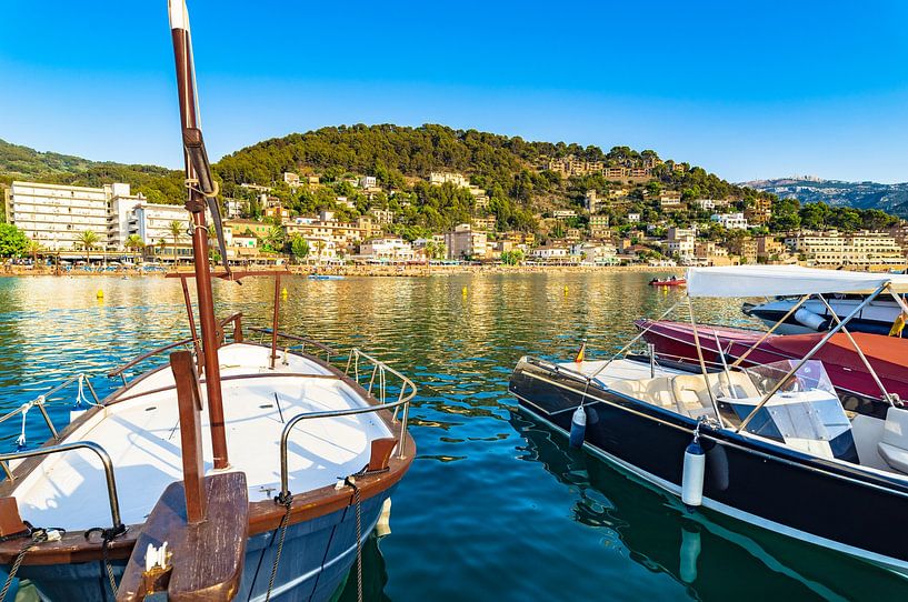 Spanien Mallorca, Blick auf den schönen Hafen Puerto de Soller von Alex Winter