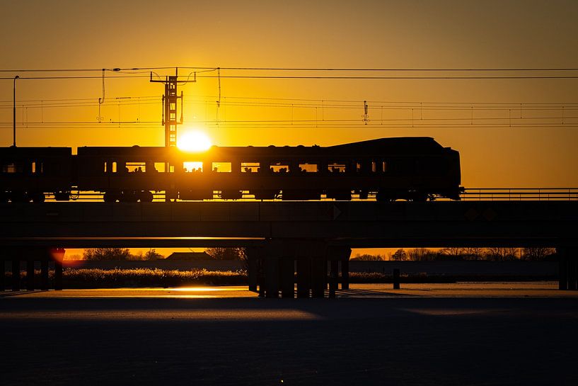 The sun shines through the Koploper train on the Hanze Line by Stefan Verkerk fotografie