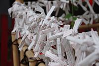 Weggeworfenes Glück in einem japanischen Shinto-Schrein