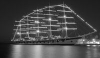 Zeiljacht Royal Clipper avond opname in zwart wit