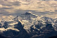 De zon breekt door de wolken boven de Jungfrau
