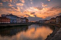Sonnenuntergang über dem Arno in Pisa