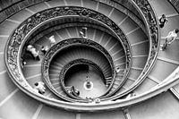Découvrez la beauté intemporelle de l'escalier en colimaçon de Giuseppe Momo aux Musées du Vatican