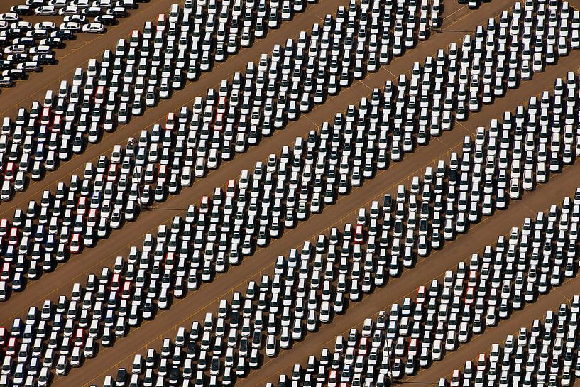 Photo aérienne du terminal automobile dans le port de Rotterdam par Frans Lemmens