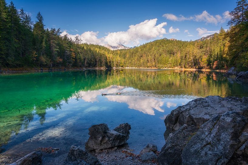 Tranquil Reflections at Eibsee in Germany van Arda Acar
