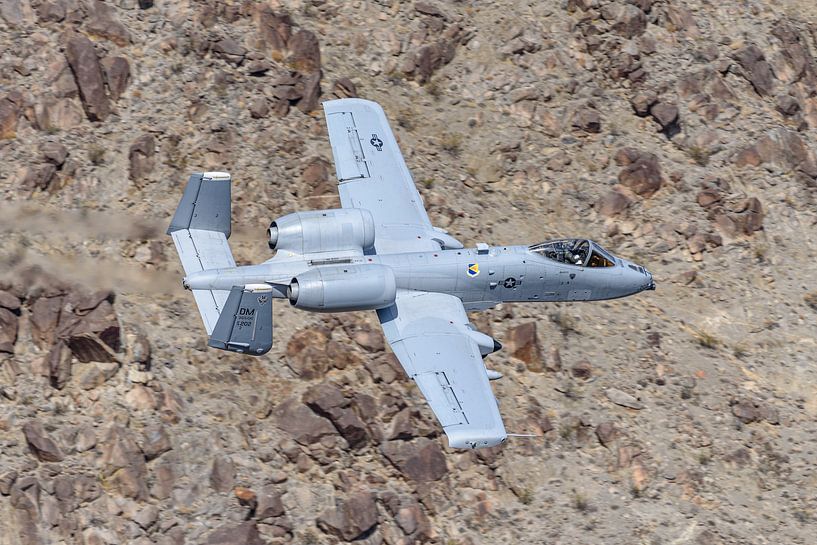 Fairchild Republic A-10 Thunderbolt II volant à basse altitude. par Jaap van den Berg