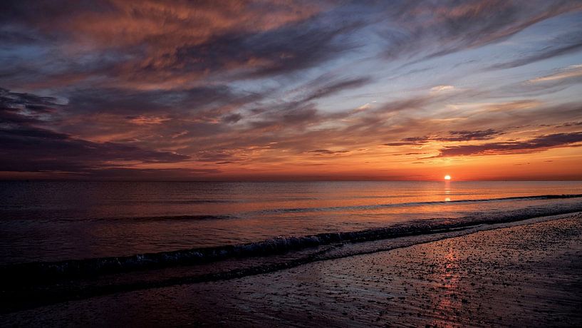 Zonsondergang aan een meer van Jan van Reij