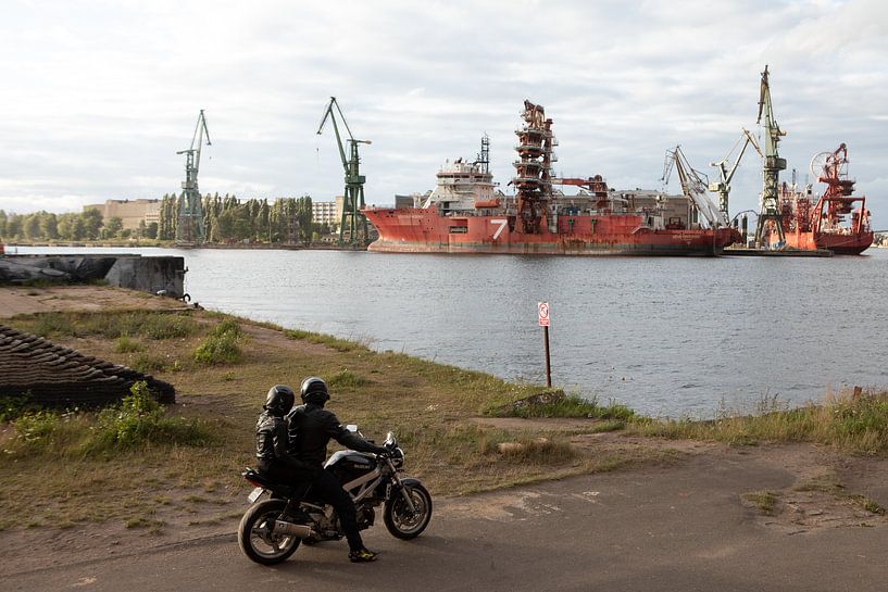 Motorradfahrer im Hafen von Danzig von Eric van Nieuwland