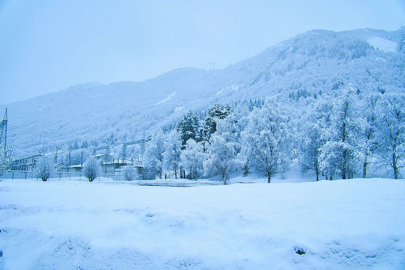 Norwegisches Hochgebirge, verschneite Berge und Landschaft von Martin Köbsch