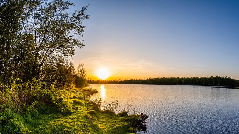 Sonnenuntergang an einem naturbelassenem See par Günter Albers