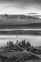 Maison de campagne en Toscane paysage avec brouillard en noir et blanc