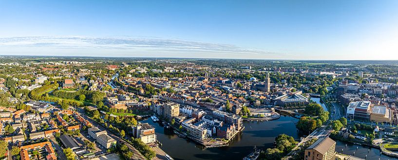 Luftaufnahme der Stadt Zwolle während eines Sonnenuntergangs im Sommer von Sjoerd van der Wal Fotografie