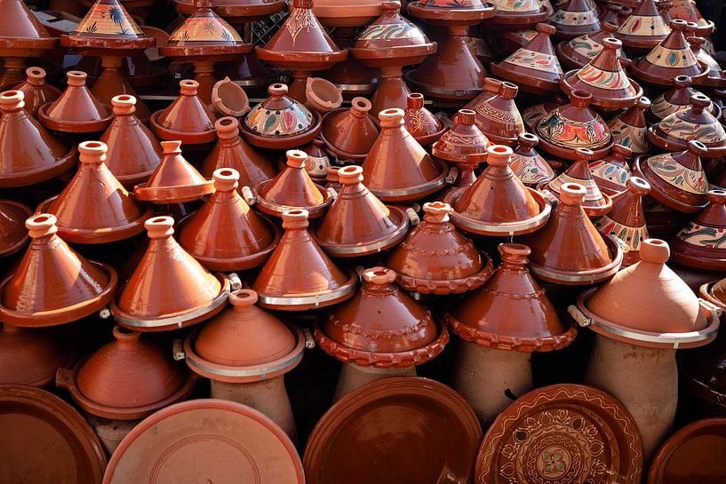 Tajines auf dem Markt in Marrakesch von Meike Molenaar