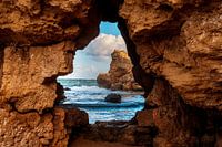 Blick zwischen Felsen