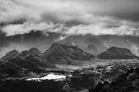 Dramatische wolken boven heuvels van de Ha Giang Loop in Vietnam.