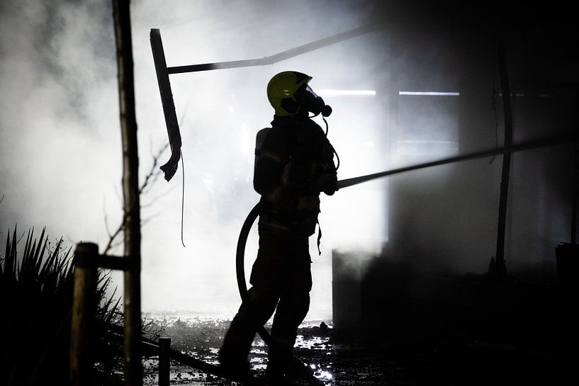 Feuerwehrmann bei der Arbeit von Martijn de Bruijn