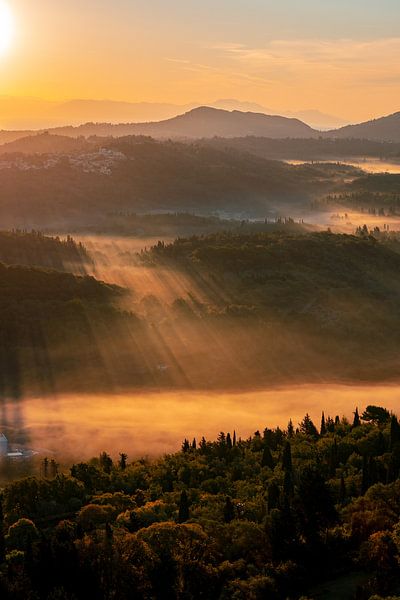 Zonsopgang boven Korfoe vanaf het Observatorium van Keizer Willem II met prachtige zonnestralen en l van Leo Schindzielorz