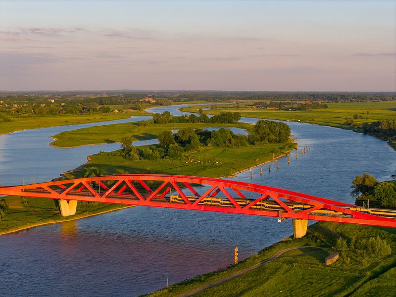 Eisenbahnbrücke in einem farbenfrohen Sonnenuntergang über dem Fluss IJssel von Sjoerd van der Wal Fotografie