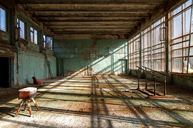 Diagonale in der Sporthalle in Pripjat von Truus Nijland