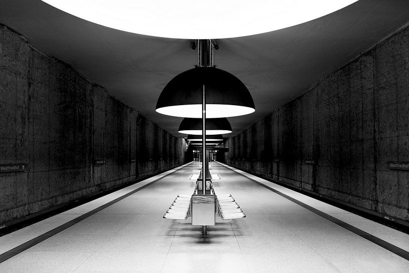 Plate-forme de la station de métro souterraine de Munich en noir et blanc par Andreea Eva Herczegh