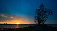 Coucher de soleil à Lelystad, près de l'homme qui réfléchit