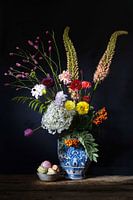 Bloemen stilleven met Delfts blauwe vaas .  Past meets  present.