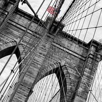 Amerikanische Flagge auf der Brooklyn Bridge (schwarz-weiß)