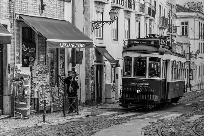 Scène de rue à Lisbonne avec tramway par Sander Groenendijk