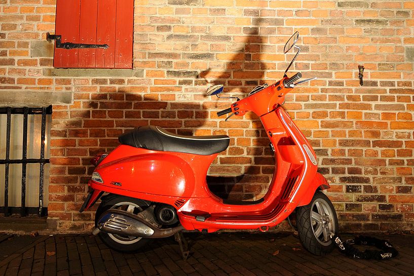 Rode Vespa Scooter von Wiljo van Essen