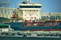 Schepen passeren Stormvloedkering Nieuwe Maas