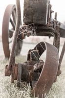 Une vieille charrette de ferme dans le gel hivernal