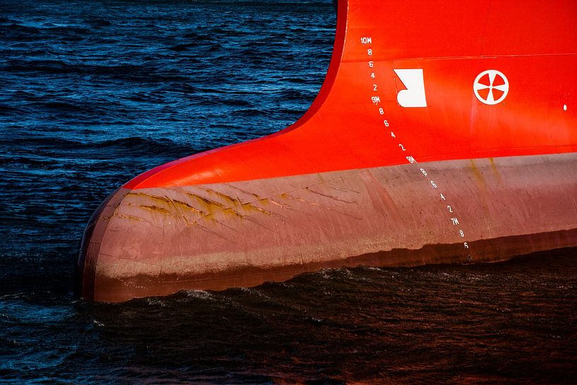 In front of the bow in the port of IJmuiden. by scheepskijkerhavenfotografie