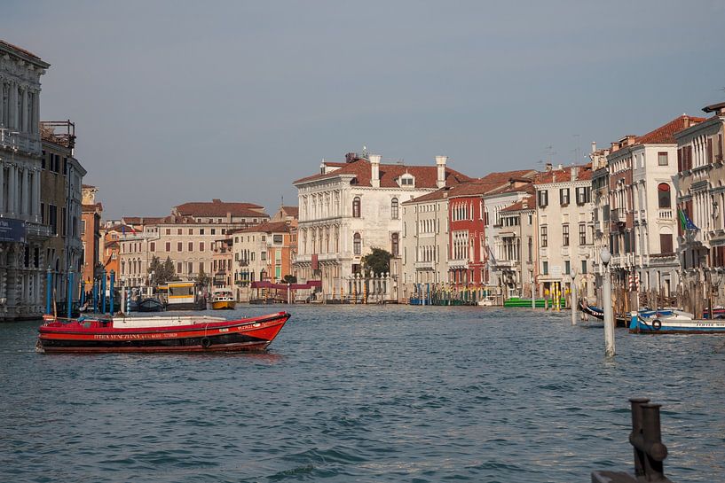 Alte Gebäude am Kanal im alten Zentrum von Venedig, Italien von Joost Adriaanse