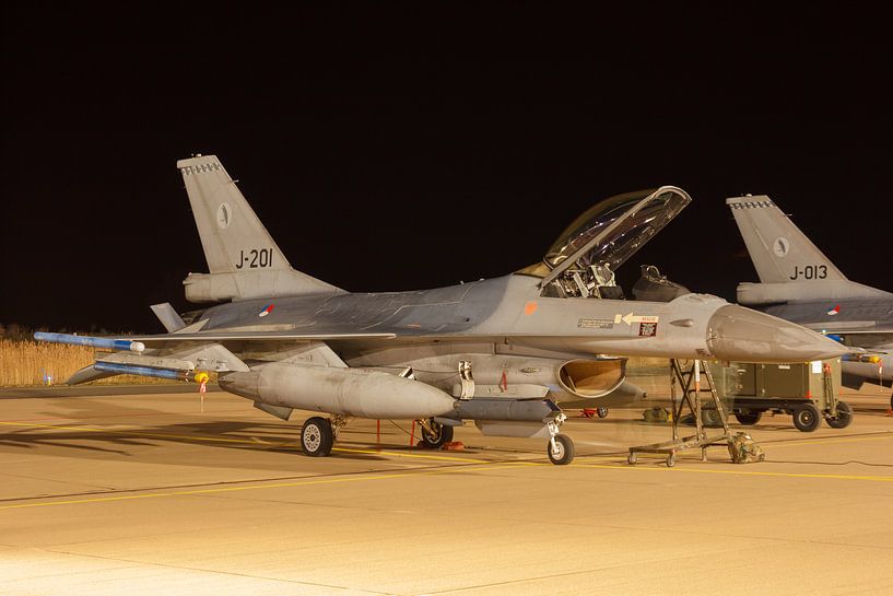 An F-16 is ready for a night flight by Arjan van de Logt