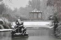 Man met zeeslak in vijver aan kiosk