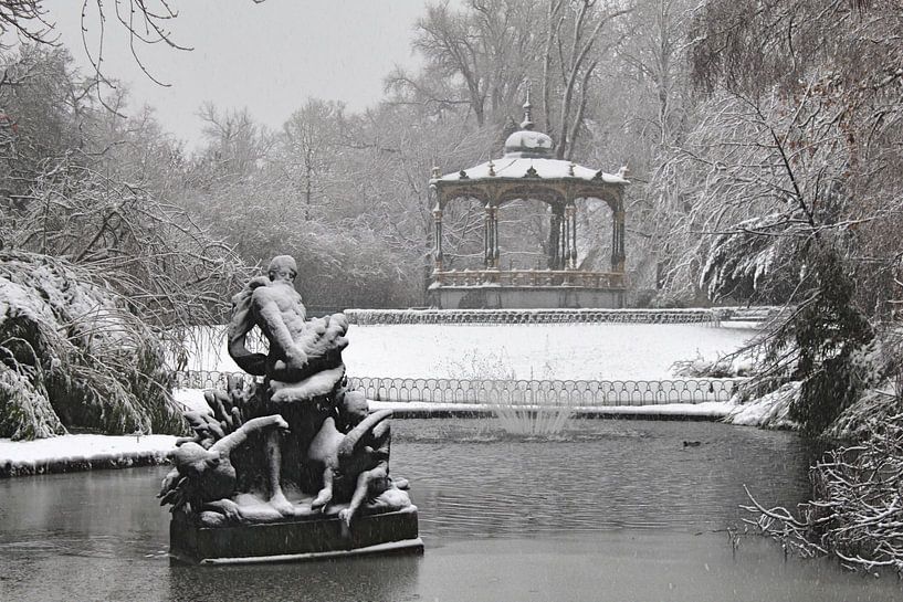 Man met zeeslak in vijver aan kiosk von Marc Van Achte